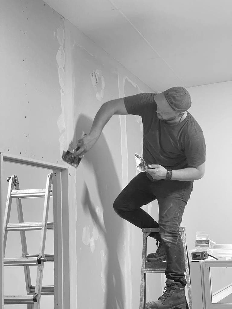 Kosta plastering a wall